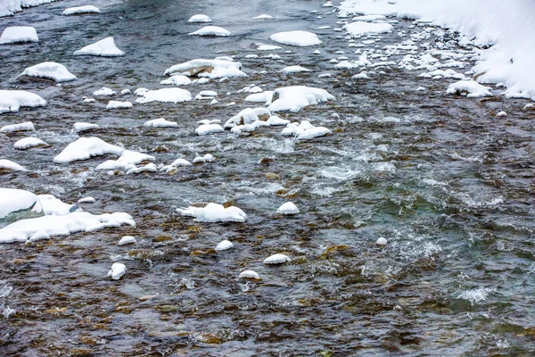 Rio Montanha no inverno. Close-up do fluxo de fúria — Fotografia de Stock