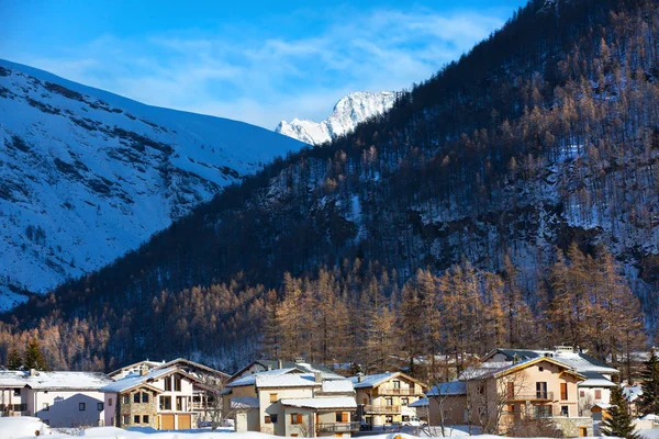 Küçük kasaba güneşli kışın yüksek Dağları'nın eteklerinde