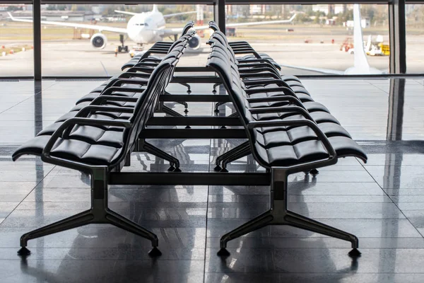 Fila de assentos vazios no lounge do aeroporto — Fotografia de Stock