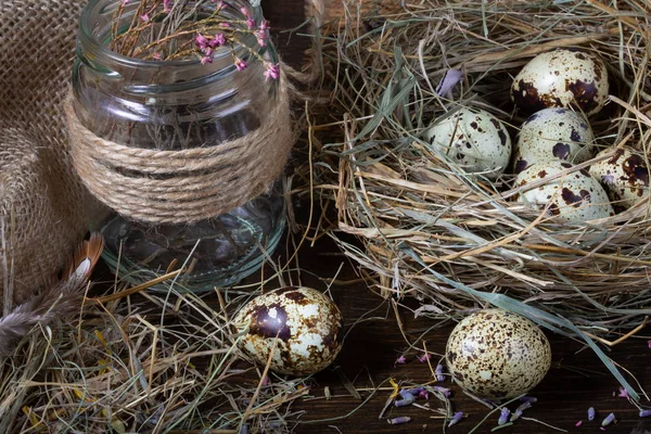 Ještě velikonoční život. Křepelky v hnízdě a na starém dřevěném — Stock fotografie