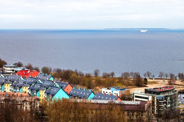 Hermosas casas de colores en la orilla del Mar Báltico. Tallin — Foto de Stock