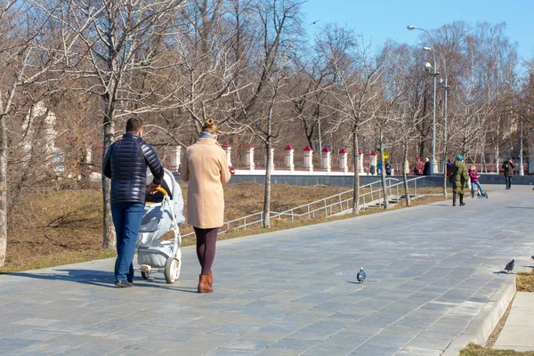 Rusya, Moskova-31 Mart 2019: Güneşli bahar günü şehir boul