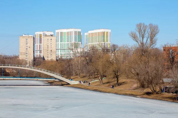 Rusia, Moscú-31 de marzo de 2019: Primavera en el parque de la ciudad . Imagen De Stock
