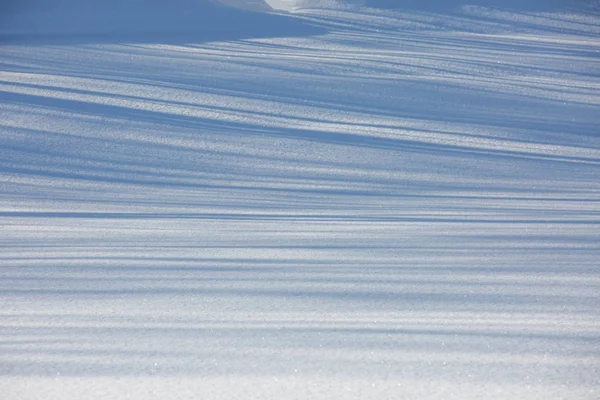 Snöig yta i långa blå nyanser. — Stockfoto