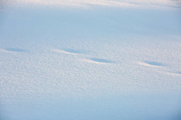 Yumuşak, karlı bir yüzey 
