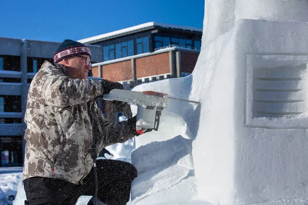 Alta, Finnmark, Noruega - 7 de marzo de 2019: Preparación para la exposición de esculturas de hielo y nieve en la ciudad . — Foto de Stock