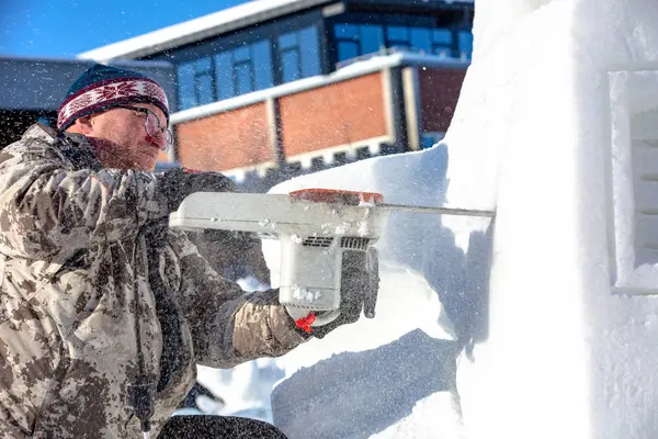 Alta, Finnmark, Noruega - 7 de marzo de 2019: Preparación para la exposición de esculturas de hielo y nieve en la ciudad . — Foto de Stock