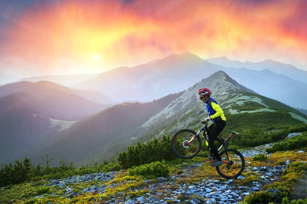 Corredor Camino Piedra Alpina Los Cárpatos Con Una Bicicleta Montaña — Foto de Stock