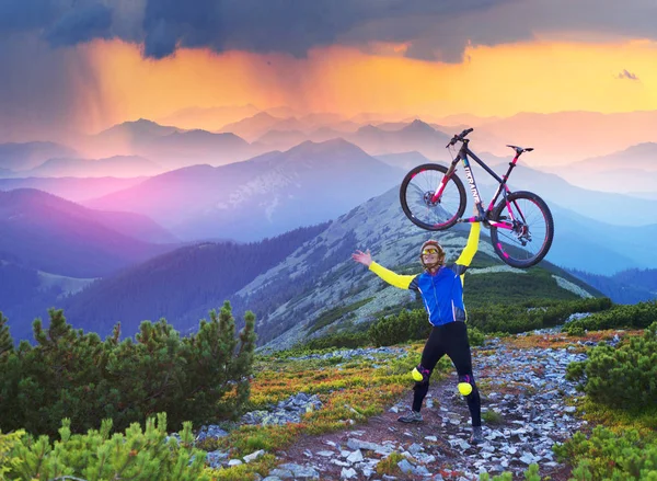 건강의 상징으로 진보적인 사람의 현대적인 라이프 스타일의 스포츠 그룹의 자전거 — 스톡 사진