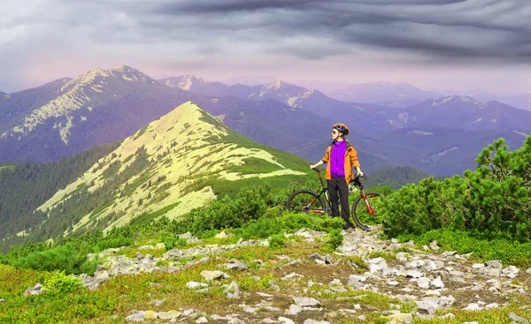 Racer Caminho Pedra Alpina Nos Cárpatos Com Uma Bicicleta Montanha — Fotografia de Stock