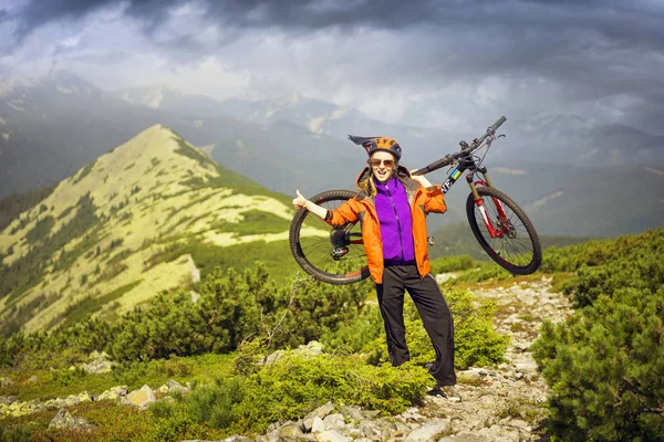 Corredor Camino Piedra Alpina Los Cárpatos Con Una Bicicleta Montaña — Foto de Stock