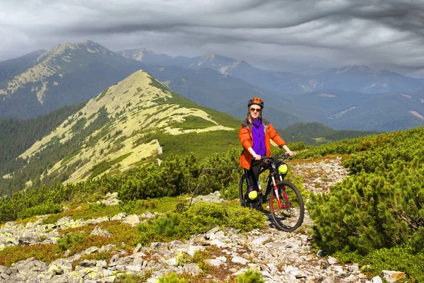 Corredor Camino Piedra Alpina Los Cárpatos Con Una Bicicleta Montaña — Foto de Stock