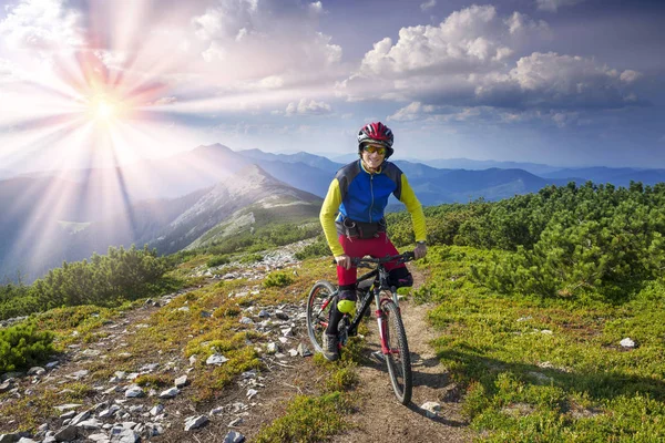 Corredor Camino Piedra Alpina Los Cárpatos Con Una Bicicleta Montaña — Foto de Stock