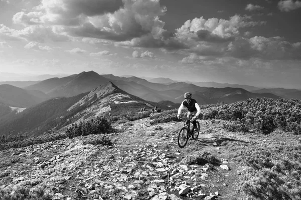 Racer Caminho Pedra Alpina Nos Cárpatos Com Uma Bicicleta Montanha — Fotografia de Stock
