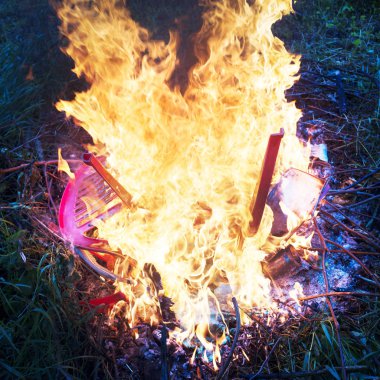 The burning of plastic debris gives off a huge amount of toxic carcinogens, and which does not decompose in nature. Low production culture does not process polymers for a second time clipart