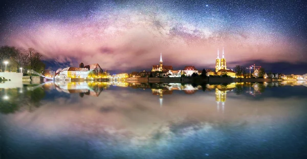 Odra 河是一个美丽的老城市弗罗茨瓦夫与夜间的哥特式天主教寺庙在 Tumsky 岛上的照明 独特的欧洲基督教建筑和房屋全景 — 图库照片
