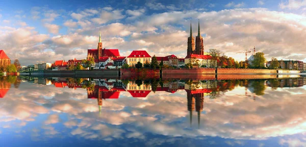波兰著名的体系的背景下的全景 Odra 河在美丽的晨光 著名的寺庙的哥特式艺术与风景如画的彩色秋季色彩 — 图库照片