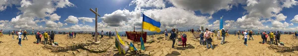 Украина Ворохта Мая 2018 Года Путешественники Традиционно Поднимаются Высшую Точку — стоковое фото