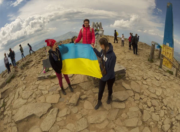 Україна Ворохта Травня 2018 Мандрівників Традиційно Піднятися Найвищу Точку Української — стокове фото