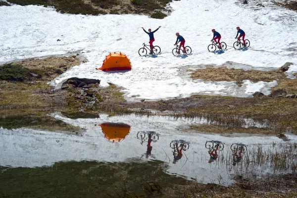 Viaje Primavera Los Cárpatos Entre Lagos Alpinos Con Una Bicicleta — Foto de Stock