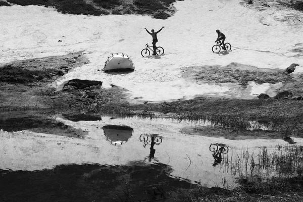 Viaje Primavera Los Cárpatos Entre Lagos Alpinos Con Una Bicicleta — Foto de Stock
