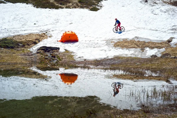 Spring Trip Carpathians Alpine Lakes Steep Mountain Bike Ukraine Bright — Stock Photo, Image