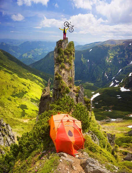 Passeio Bicicleta Nos Cárpatos Entre Rochas Alpinas Com Uma Íngreme — Fotografia de Stock