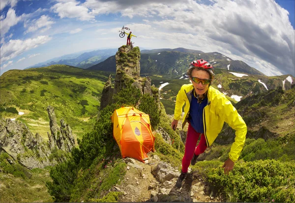 Passeio Bicicleta Nos Cárpatos Entre Rochas Alpinas Com Uma Íngreme — Fotografia de Stock