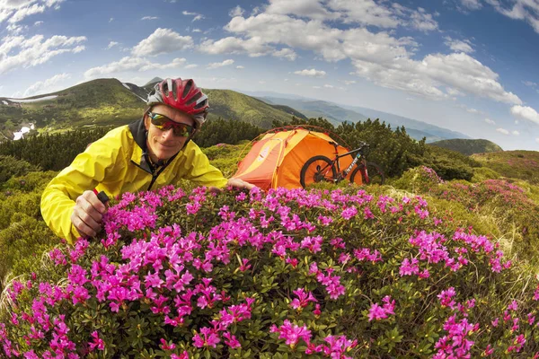 Viagem Primavera Nos Cárpatos Entre Flores Alpinas Com Uma Bicicleta — Fotografia de Stock