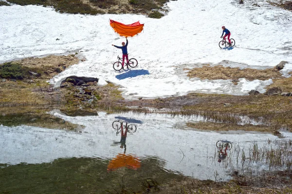Tavaszi Túra Kárpátok Között Alpesi Tavak Meredek Hegyi Kerékpár Ukrajna — Stock Fotó