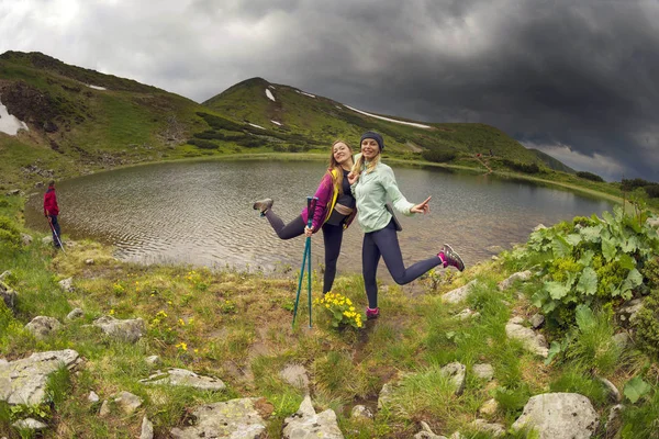 Mountain Lakes Nesamovity Berbeneskul Nos Cárpatos São Populares Para Turistas — Fotografia de Stock