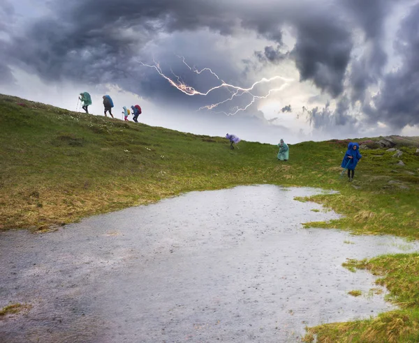 Turistler Yolcuları Dağcılar Önce Ağır Bir Yağmur Altında Ukrayna Karpatlar — Stok fotoğraf