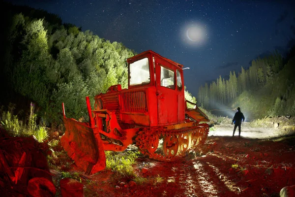 Fotoğrafçı Bir Dağ Yürüyüşü Renkli Fener Yardımıyla Fotoğraf Çekme Sıradışı — Stok fotoğraf