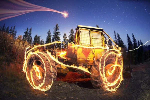 Antico Trattore Cima Alla Montagna Trasporto Della Foresta Conifere Illuminato — Foto Stock