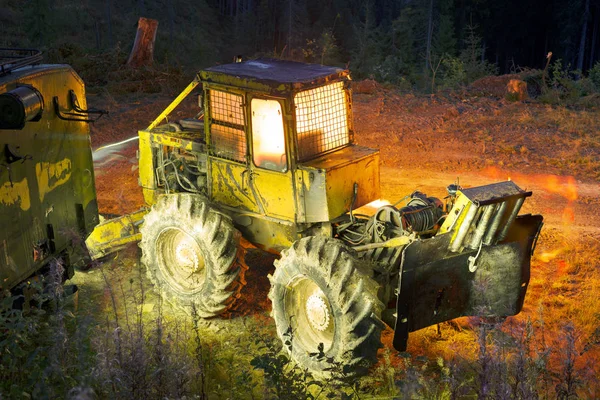 Antiguo Tractor Cima Montaña Para Transporte Bosques Coníferas Iluminado Por — Foto de Stock