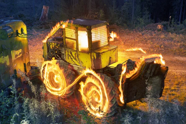 Antiguo Tractor Cima Montaña Para Transporte Bosques Coníferas Iluminado Por — Foto de Stock