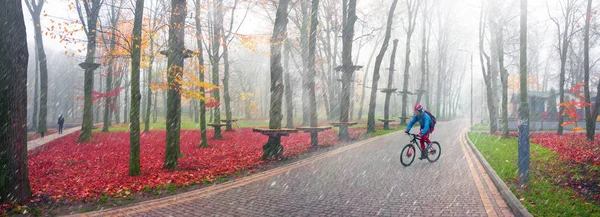 健康的な自転車早朝スケート公園の都市の東ヨーロッパ イヴァーノ フランキーウシク ウクライナの冷たい霧と雪と雨が降る秋の森の背景 — ストック写真