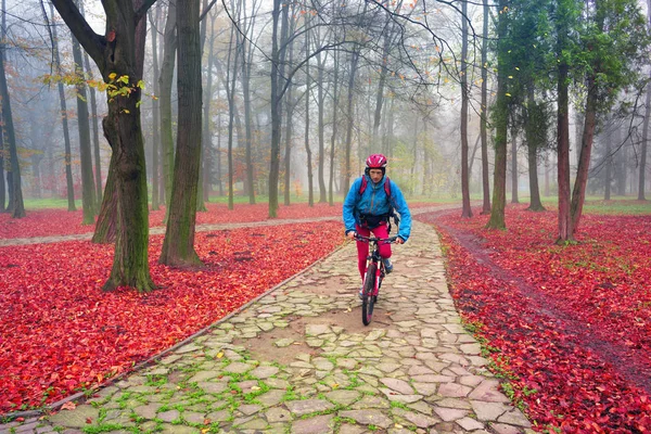 Egy Egészséges Kerékpáros Korcsolyát Park Város Kelet Európai Ivano Frankivsk — Stock Fotó