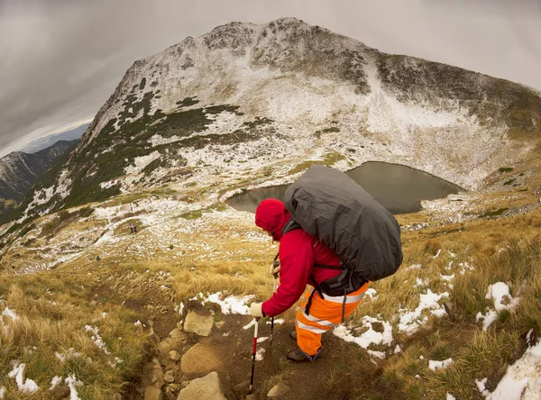 Eccesso Peso Corporeo Crea Grossi Problemi Montagna Durante Arrampicata Uomo — Foto Stock