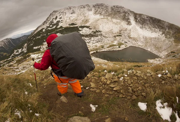 Aşırı Vücut Ağırlığı Büyük Sorunlar Dağlara Tırmanma Oluşturur Adam Yavaş — Stok fotoğraf