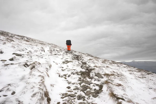 Aşırı Vücut Ağırlığı Büyük Sorunlar Dağlara Tırmanma Oluşturur Adam Yavaş — Stok fotoğraf