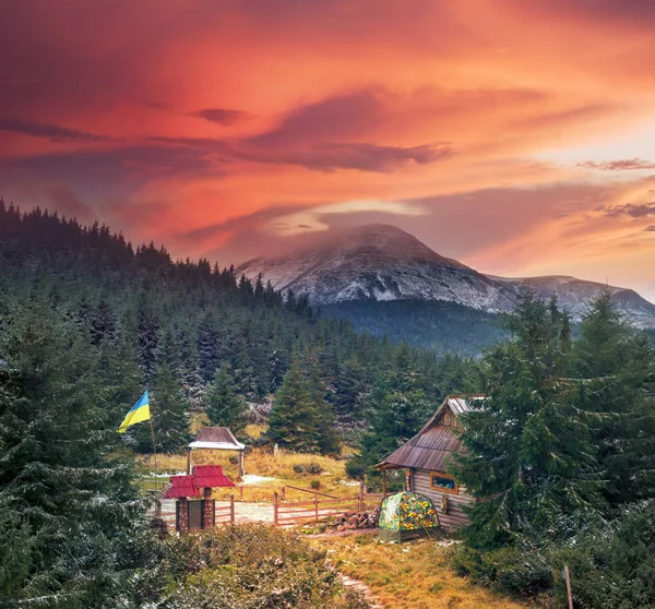 Turisté Pastýři Lesníky Lovci Zastavit Noc Útulku Můstků Mezi Horami — Stock fotografie