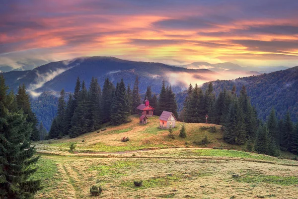 Trekking Otoño Frío Severo Una Iglesia Madera Gran Altitud Roving —  Fotos de Stock