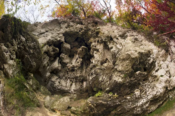 秋のクロアチアのプリトヴィツェ滝は 非常に美しい ヨーロッパで有名な有名な場所のひとつです 滝近くには興味深いカルスト洞窟大まかな水で洗浄 — ストック写真