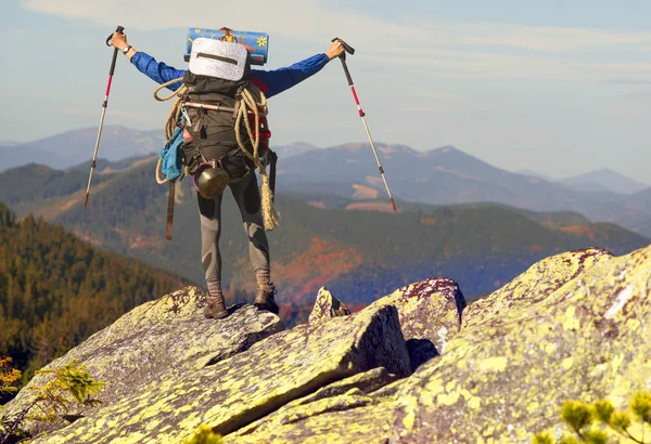 경험을 현대적인 산악인 산에가 하이킹가 무거운 — 스톡 사진