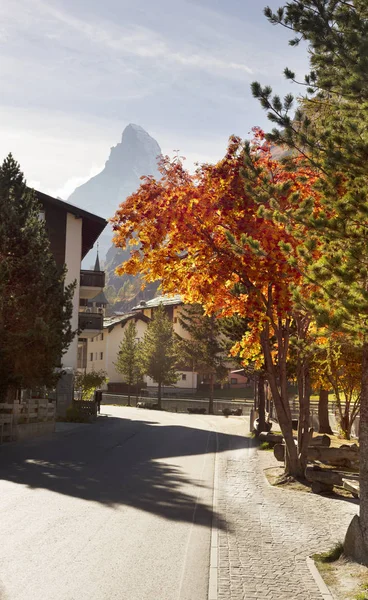 Herbstliche Skipisten Und Strahlend Schöne Landschaft Mit Dem Berühmten Matterhorngipfel — Stockfoto