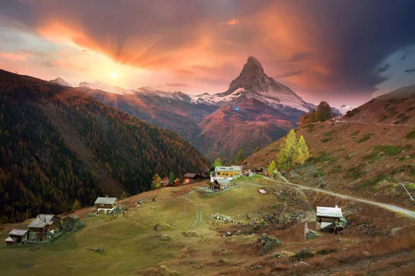 Jesienne Resort Stoki Jasny Piękny Krajobraz Słynnego Szczytu Matterhorn Jesień — Zdjęcie stockowe