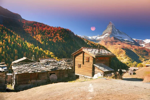 Sonbahar Resort Yamaçları Sonbaharda Ünlü Matterhorn Tepe Sviçre Ile Parlak — Stok fotoğraf