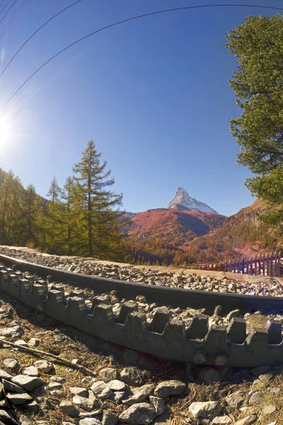 秋天的度假村山坡和明亮美丽的风景与著名的马特霍恩高峰在瑞士 特别齿轮 Gornergrat 铁路在山上的陡峭上升 — 图库照片