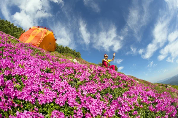 Gita Primavera Nei Carpazi Tra Fiori Alpini Con Una Ripida — Foto Stock